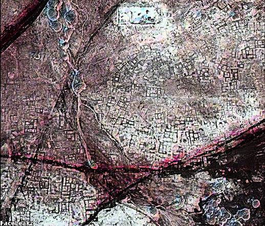 Peta Jalan Kuno: Sebuah citra satelit memperlihatkan Kota Tanis adalah kota yang penuh dengan kuburan bawah tanah. Bangunan di Mesir kuno terbuat dari bata lumpur - bahan padat yang menyebabkan satelit yang mengorbit di atas Bumi bisa memotret garis-garis besar struktur bangunan yang tak terlihat oleh mata manusia.