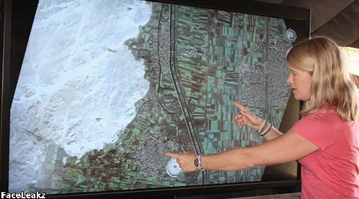 Ini Baru Permulaan: Arkeolog Dr. Sarah Parcak menunjukkan lokasi piramida yang terkubur dengan gambar satelit.